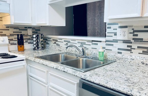 Royal Crest Rancheros Appartement | Casa de Harmon 7 min to Strip/Airport w/ 2 master bed
