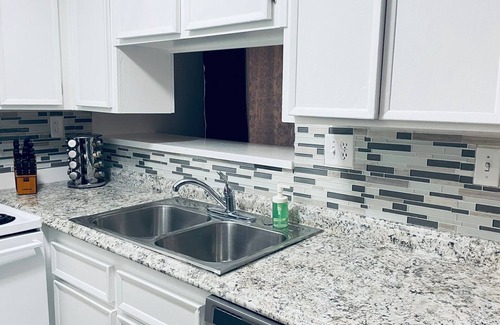 Royal Crest Rancheros Appartement | Casa de Harmon 7 min to Strip/Airport w/ 2 master bed