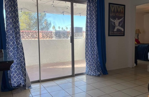 Royal Crest Rancheros Appartement | Casa de Harmon 7 min to Strip/Airport w/ 2 master bed