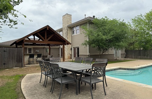College Hills Estates Maison | Casa de Howdy in College Station! Pool and Pavilion! 2 miles from Kyle Field!