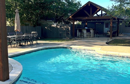 College Hills Estates Maison | Casa de Howdy in College Station! Pool and Pavilion! 2 miles from Kyle Field!