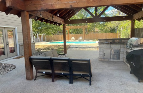 College Hills Estates Maison | Casa de Howdy in College Station! Pool and Pavilion! 2 miles from Kyle Field!