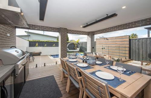 Safety Beach Maison | Casa de Praia - Luxe by the Bay with Heated Pool