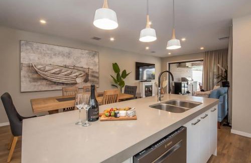 Safety Beach Maison | Casa de Praia - Luxe by the Bay with Heated Pool