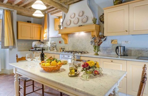 Badia Cantignano Appartement | Charmante Villa à seulement 7 km de Lucques avec piscine, barbecue, salle de gym, climatisation, WIFI