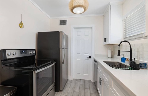 Garfield Appartement | Dwntwn PHX 1 King Bed, yard oasis 8 mins 2 airport