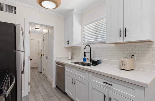 Garfield Appartement | Dwntwn PHX 1 King Bed, yard oasis 8 mins 2 airport