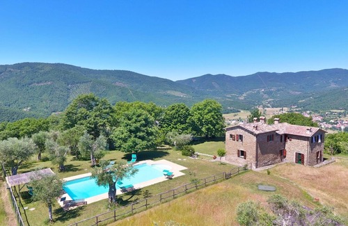 Lisciano Niccone Villa | Casa deli Ulivi: Private pool olive grove, super views, free WiFi, near village.