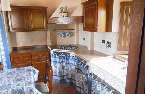 Fighille Maison | Casa delle Mammole A: A characteristic and welcoming two-story apartment that is part of an ancient country house surrounded by the greenery, with Free WI-FI.