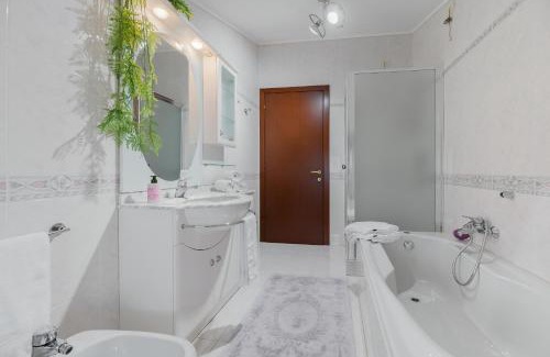 Gorizia Appartement | Casa di Iaio - 90 m2 apt with Free Wi-Fi, Netflix, Home Cinema & Parking