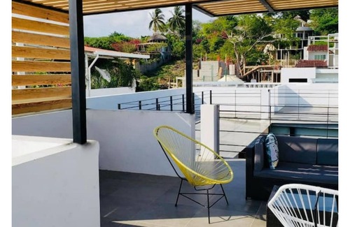 Brisas de Zicatela Maison | Casa Diego / Minimalist house and indoor pool