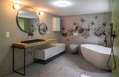 Prato Chalet De Ski | Casa Dorino - luogo idilliaco, ideale per famiglie, terrazza ed ampio giardino, vista montagne, sauna privata