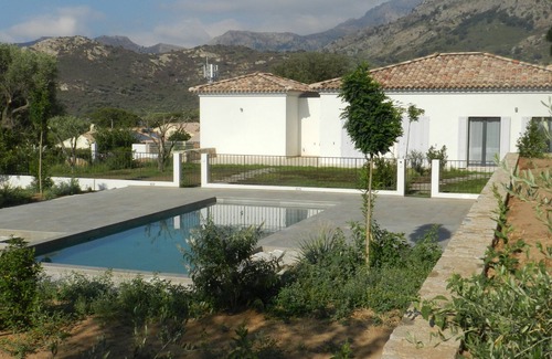 Calenzana Villa | Casa Dumè villa neuve climatisée, cœur village, jardin, piscine, mer et montagne