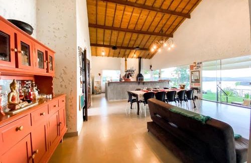 Carrancas Maison | Casa em ponto turístico de Carrancas, com PISCINA, VISTA de Cinema, 3 Suítes, cozinha EQUIPADA, NATUREZA exuberante, acesso à represa