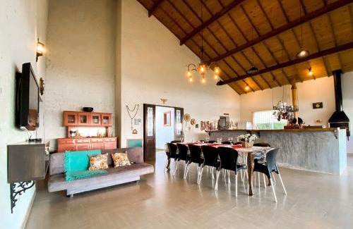 Carrancas Maison | Casa em ponto turístico de Carrancas, com PISCINA, VISTA de Cinema, 3 Suítes, cozinha EQUIPADA, NATUREZA exuberante, acesso à represa