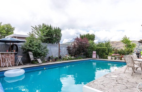 Vernon Chalet De Ski | Casa Familia has stunning lake views, with heated pool+ hot tub minutes to beach