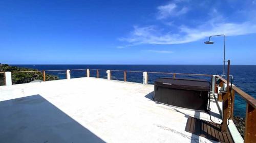 Antoneys Cay Maison | Casa Flomingo Roatan