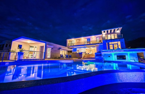 Borinquen Villa | CASA HERDZ-LUXURY VILLA W PRIVATE BEACH, INFINITY POOL - OPTION FOOD & BEVERAGE