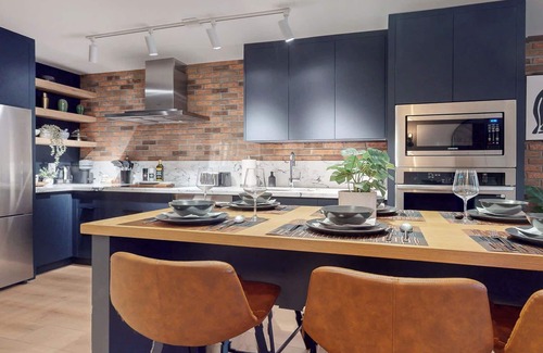 Leslieville Hôtel | Casa Hotel Elegant 2BR Suite in Leslieville!