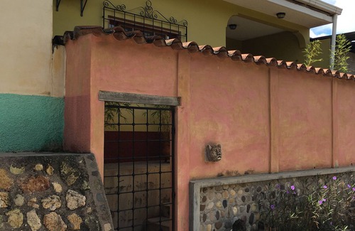 Copan Ruinas Maison | Casa Jaguar Centrally Located 2 bdrm House with all Amenities