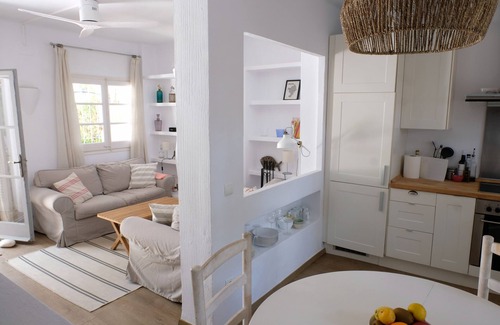 Pals Cottage | Casa Julia, un gîte de charme avec piscine commune et beaucoup d'espace