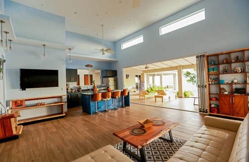 Carmen Villa | Casa Juliet - Vues époustouflantes sur l'océan / le surf dans une villa de rêve 4BR!