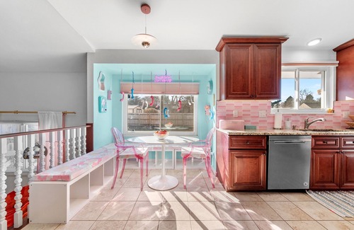 South Westminster Maison | Casa Kaleidoscope: Whimsical Selfie Museum - 5bd sleeps 15