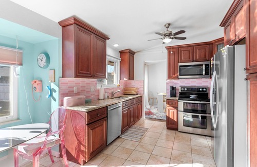 South Westminster Maison | Casa Kaleidoscope: Whimsical Selfie Museum - 5bd sleeps 15