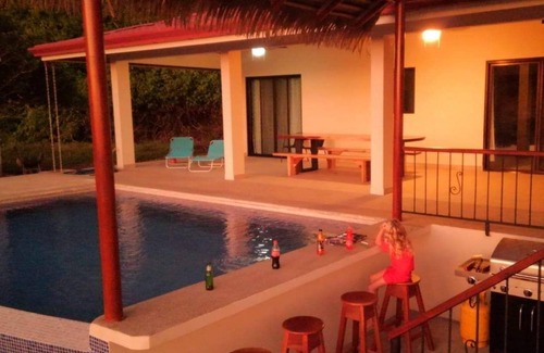 Cascada Azul Maison | Belle escapade costaricaine avec piscine à débordement et bar dans la piscine / Rancho couvert