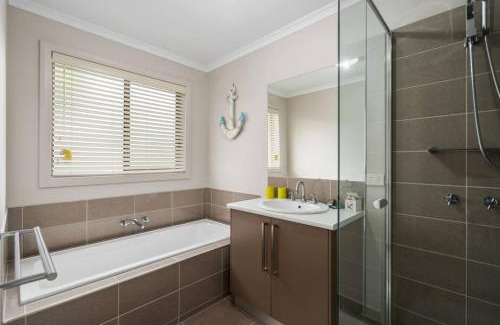 Indented Head Maison | Casa Laut Family friendly short walk to the beach Pets upon agreement Sleeps 6