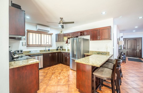 Barrio Los Villalobos Maison | Casa Macaw, Beachfront, 4 bedroom house gated secure with pool