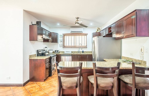 Barrio Los Villalobos Maison | Casa Macaw, Beachfront, 4 bedroom house gated secure with pool