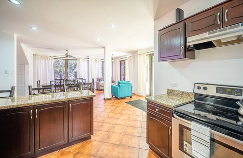 Barrio Los Villalobos Maison | Casa Macaw, Beachfront, 4 bedroom house gated secure with pool