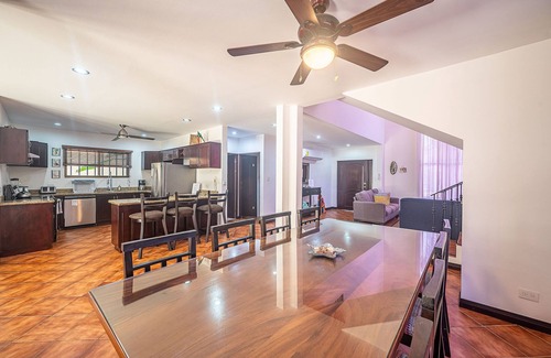 Barrio Los Villalobos Maison | Casa Macaw, Beachfront, 4 bedroom house gated secure with pool