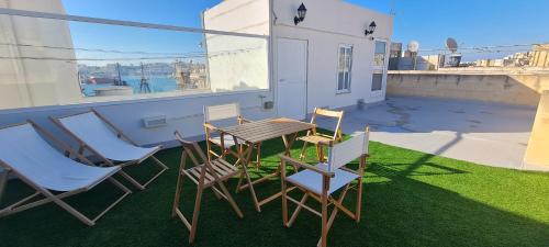 Cospicua Maison | Casa Marie, Stay in a Traditional Corner Townhouse in the 3 cities, built in 1881