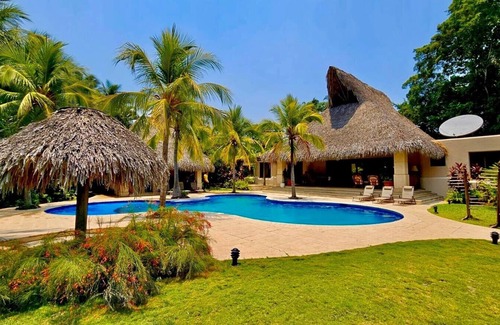 Puerto San Jose Maison | Casa Marina Spacious 4-bedroom bungalow with WiFi AC in beautiful PuertoSan Jose