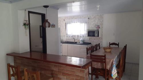 Balneario Arroio do Silva Maison | Casa Marron com vista para o mar 2, com mesa de Sinuca - 2 Km Centro