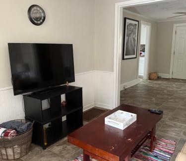 Raeford Maison | Casa Minimal Cottage Pet Friendly with Fenced Yard