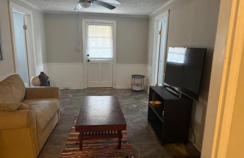 Raeford Maison | Casa Minimal Cottage Pet Friendly with Fenced Yard