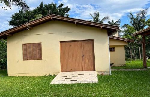 Osorio Maison | Casa na lagoa do Palmital com acesso à lagoa na propriedade e localizada apenas a 13 km da praia de Atlântida Sul e do Centro de Osório Lugar com Natureza-Wi-Fi 1 cama de casal e um beliche 2 solteiros