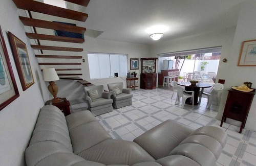 Jardim Belmar Maison | Casa na Quadra da Praia da Enseada, Acomoda até 12 Pessoas
