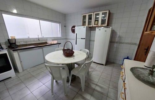 Jardim Belmar Maison | Casa na Quadra da Praia da Enseada, Acomoda até 12 Pessoas