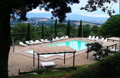 Montefiascone Maison | Casa Nocetta F: Una antigua granja característica y acogedora rodeada de vegetación.