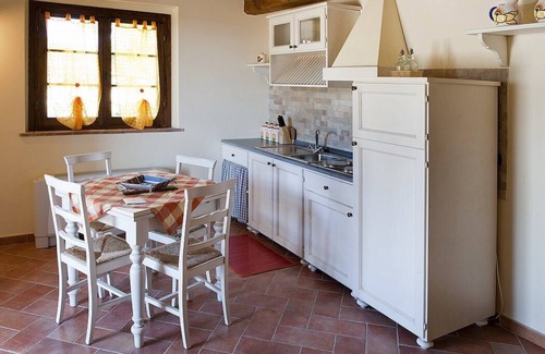 Montefiascone Maison | Casa Nocetta L: Un appartement caractéristique et accueillant qui fait partie d'une ancienne ferme entourée de verdure.