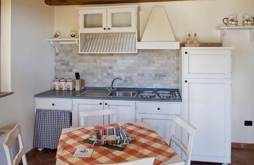 Montefiascone Maison | Casa Nocetta L: Un appartement caractéristique et accueillant qui fait partie d'une ancienne ferme entourée de verdure.