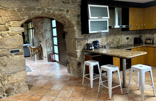 As Neves Maison | Casa O Corvo, Casa con Piscina en Plena Naturaleza