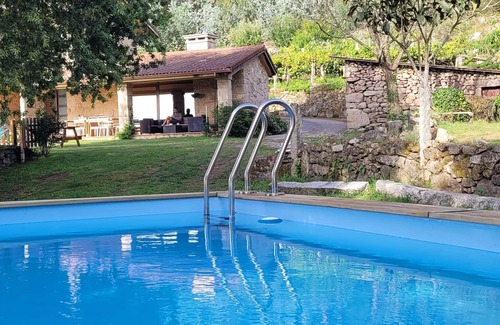 As Neves Maison | Casa O Corvo, Casa con Piscina en Plena Naturaleza
