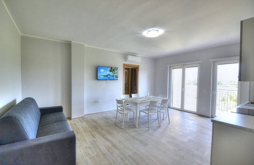Casal Velino Maison | Casa Ondina B: A welcoming apartment situated in a quiet location, a few minutes from the town center, with Free WI-FI.