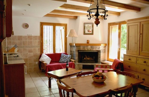 Torla Cottage | Maison confortable pour 4 personnes. Terrasse et cheminée