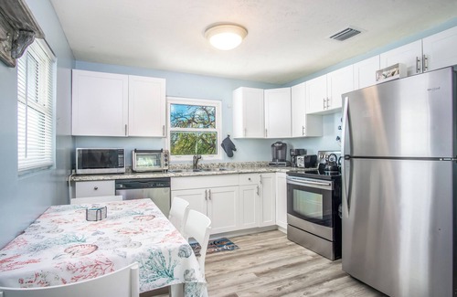 Breezeswept Beach Estates Maison | Casa Playa | 4 bed/2 bath canalfront getaway on Ramrod Key